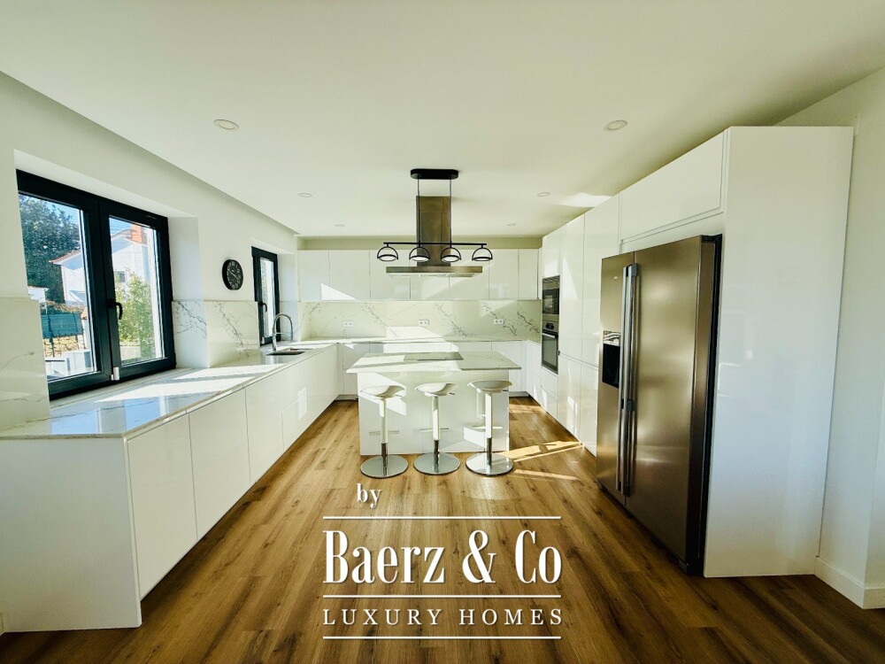 4 bedroom house with heated swiming pool garden and garage in Sintra image