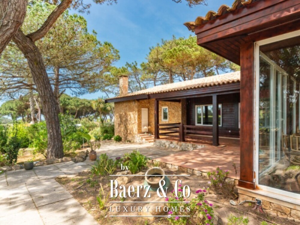 Single storey 3 bedroom villa with swimming pool, tennis court and plot of 5,320 sqm in Fontanelas, Sintra image