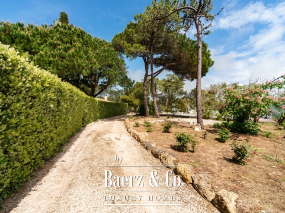 Single storey 3 bedroom villa with swimming pool, tennis court and plot of 5,320 sqm in Fontanelas, Sintra image