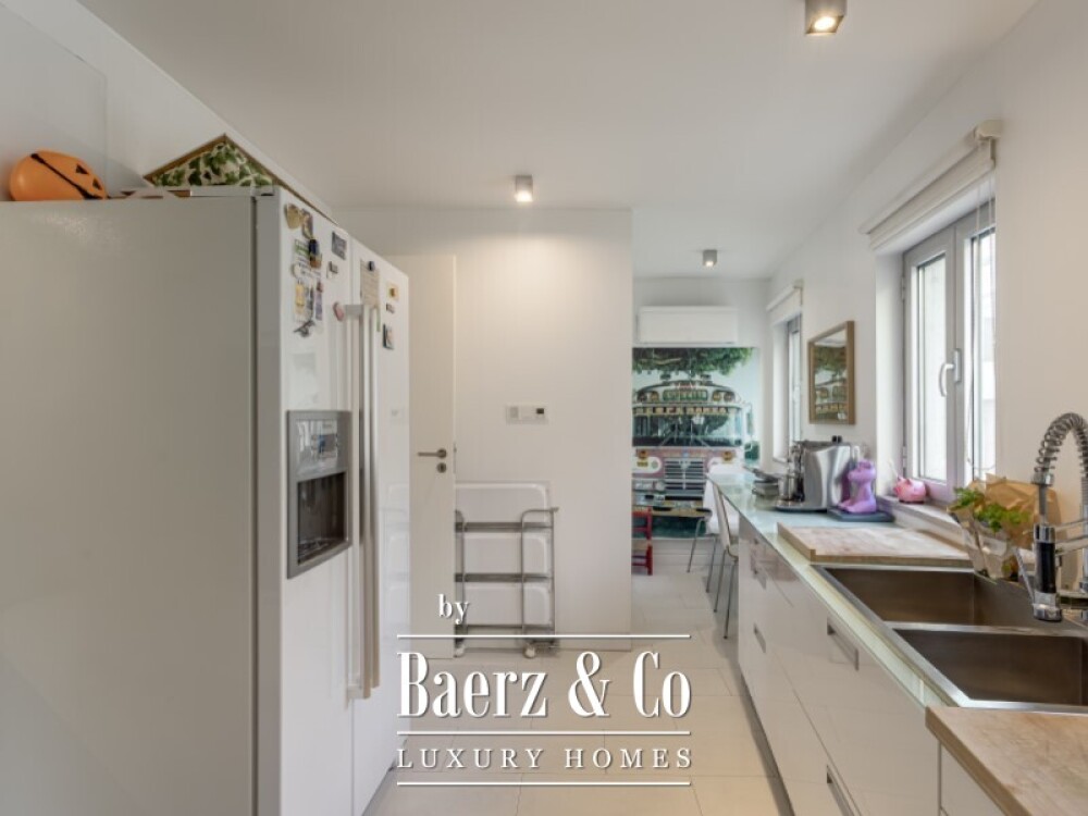 House 4 Bedrooms + 3 Sale Lisboa image