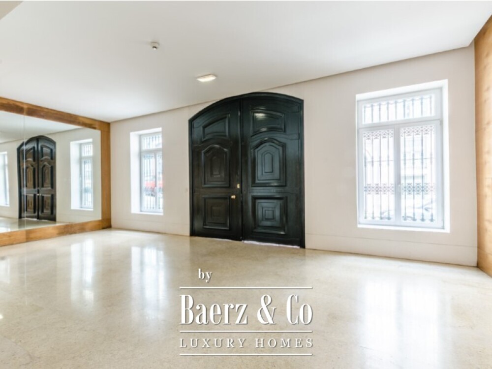 3-bedroom apartment with private parking, in a prime Chiado location image