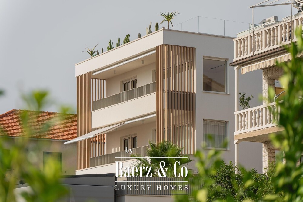 Okrug Gornji, two luxury residential units near the beach image