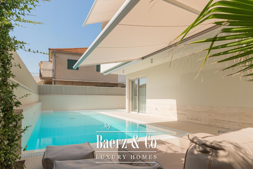 Okrug Gornji, two luxury residential units near the beach image