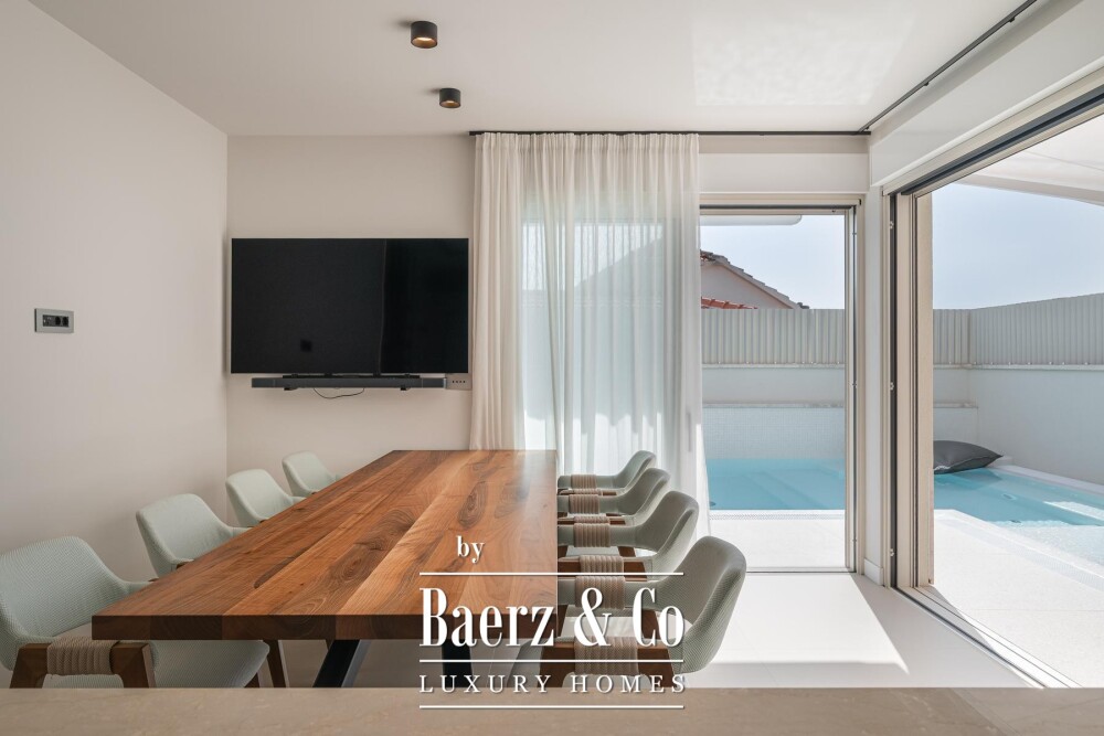Okrug Gornji, two luxury residential units near the beach image