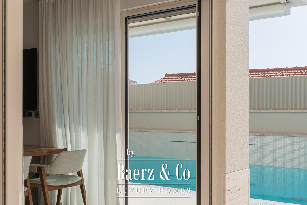 Okrug Gornji, two luxury residential units near the beach image