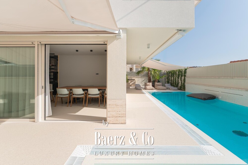 Okrug Gornji, two luxury residential units near the beach image