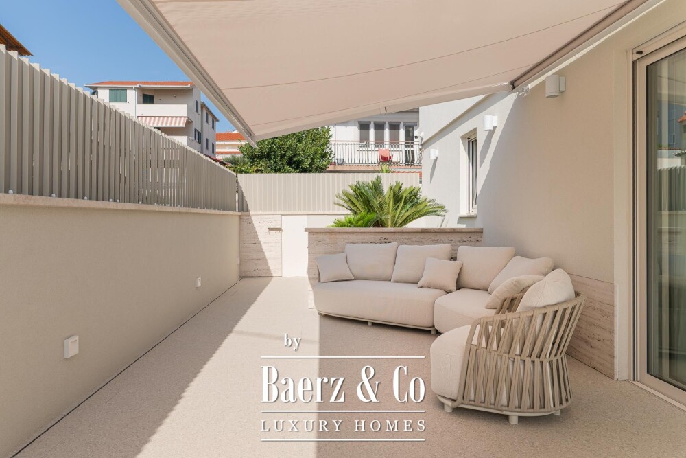 Okrug Gornji, two luxury residential units near the beach image