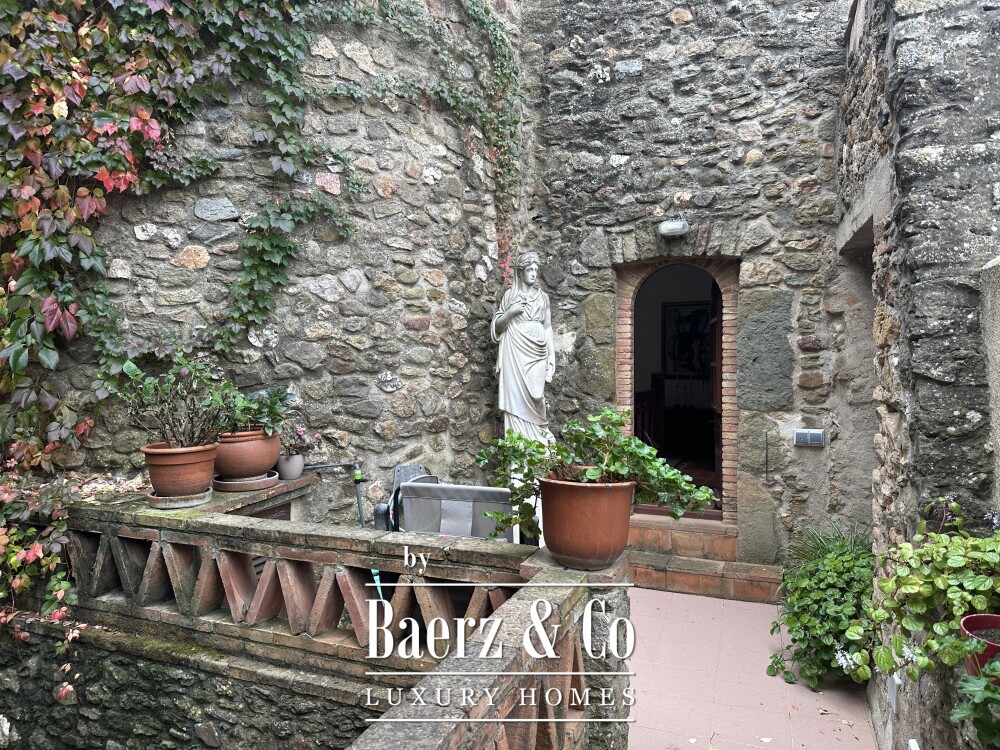 Stone House in Monells image