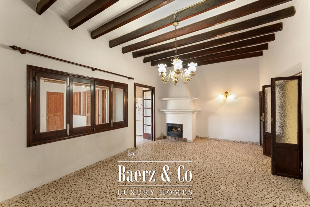 Traditional village house with a spacious patio and renovation potential in S’Arracó image