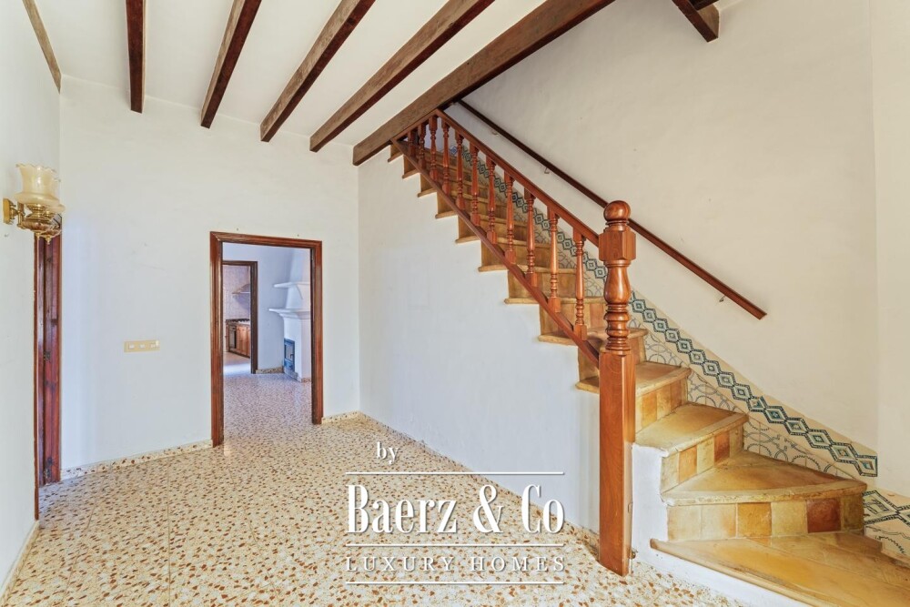 Traditional village house with a spacious patio and renovation potential in S’Arracó image