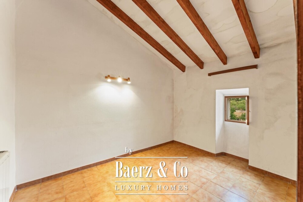 Traditional village house with a spacious patio and renovation potential in S’Arracó image