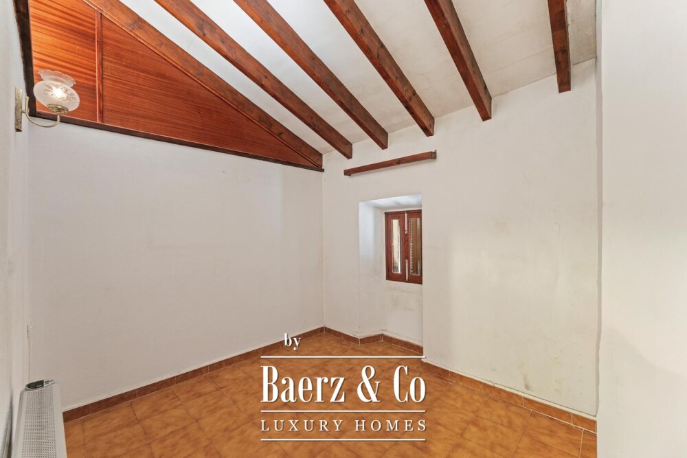 Traditional village house with a spacious patio and renovation potential in S’Arracó image