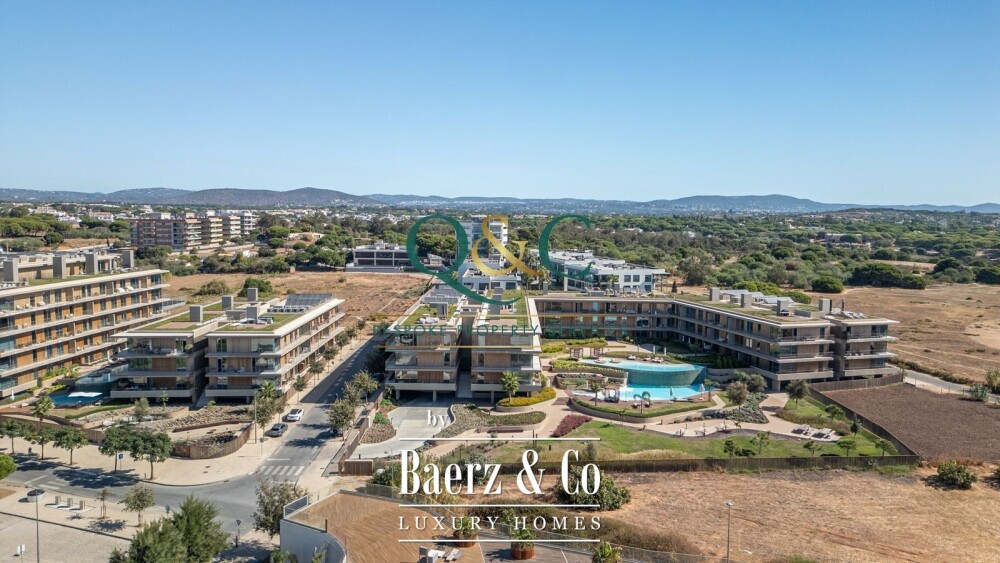 Beautiful luxury home in Quarteira, Centro image