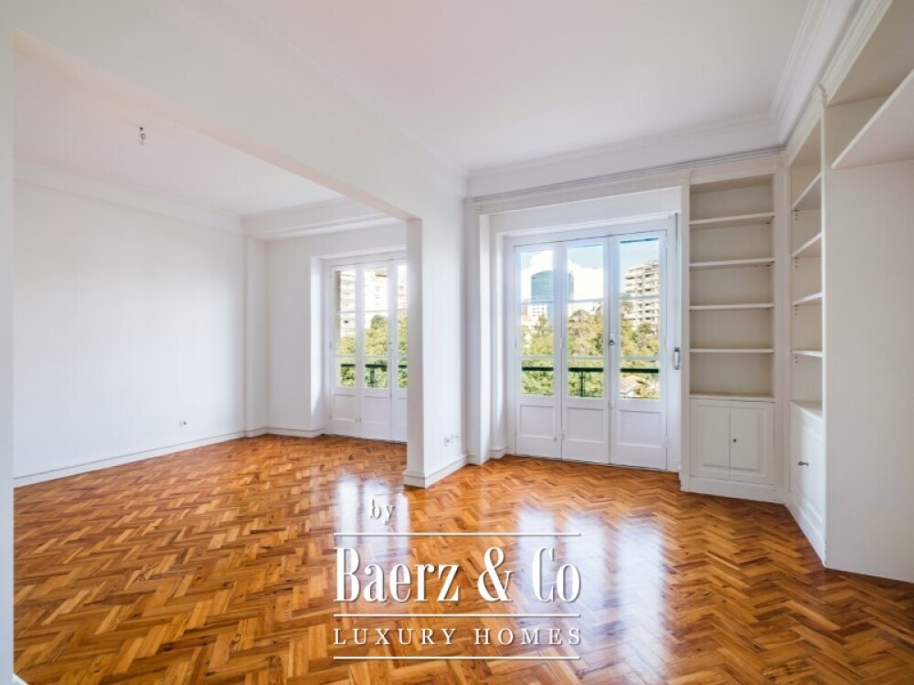3 bedroom flat, with natural light and unobstructed views in Amoreiras image