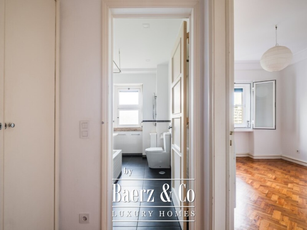 3 bedroom flat, with natural light and unobstructed views in Amoreiras image