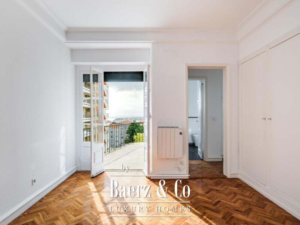3 bedroom flat, with natural light and unobstructed views in Amoreiras image