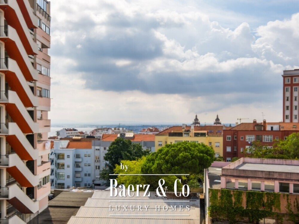 3 bedroom flat, with natural light and unobstructed views in Amoreiras image