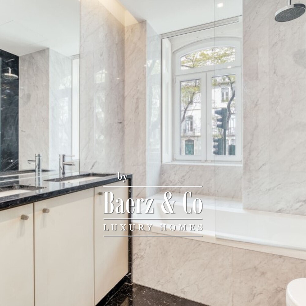 Luxury 2 bedroom with 140sqm garden and garage in Lisbon image