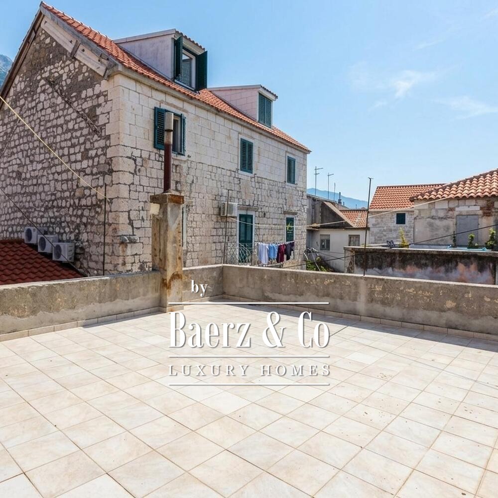 Makarska, Kačić Square, historic house with residential, tourist accommodation and commercial spaces image