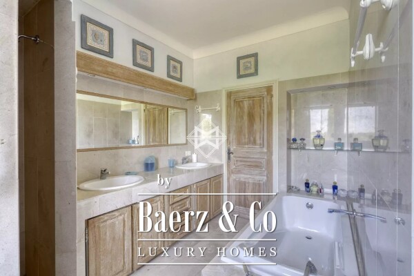 photo 13 Close to the center