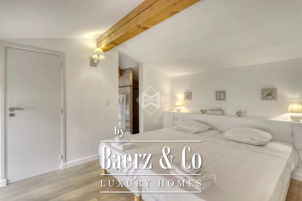 photo 10 Waterfront, renovated villa with direct access to the sea