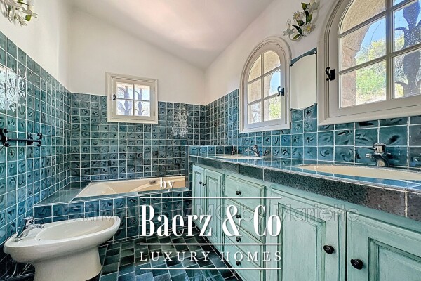 photo 12 Charming Provençal house with a view of the castle and swimm