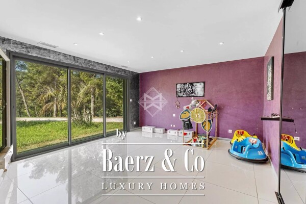 photo 15 Exceptional Villa in a Natural Setting Between Vineyards and Forest, Just 10 Minutes from the Beaches