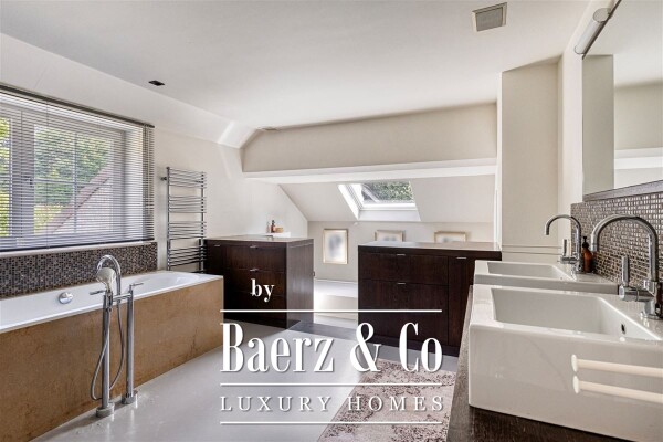 photo 25 Unieke villa op AAA locatie in hartje Vriesdonk met praktijk/bureelruimte!